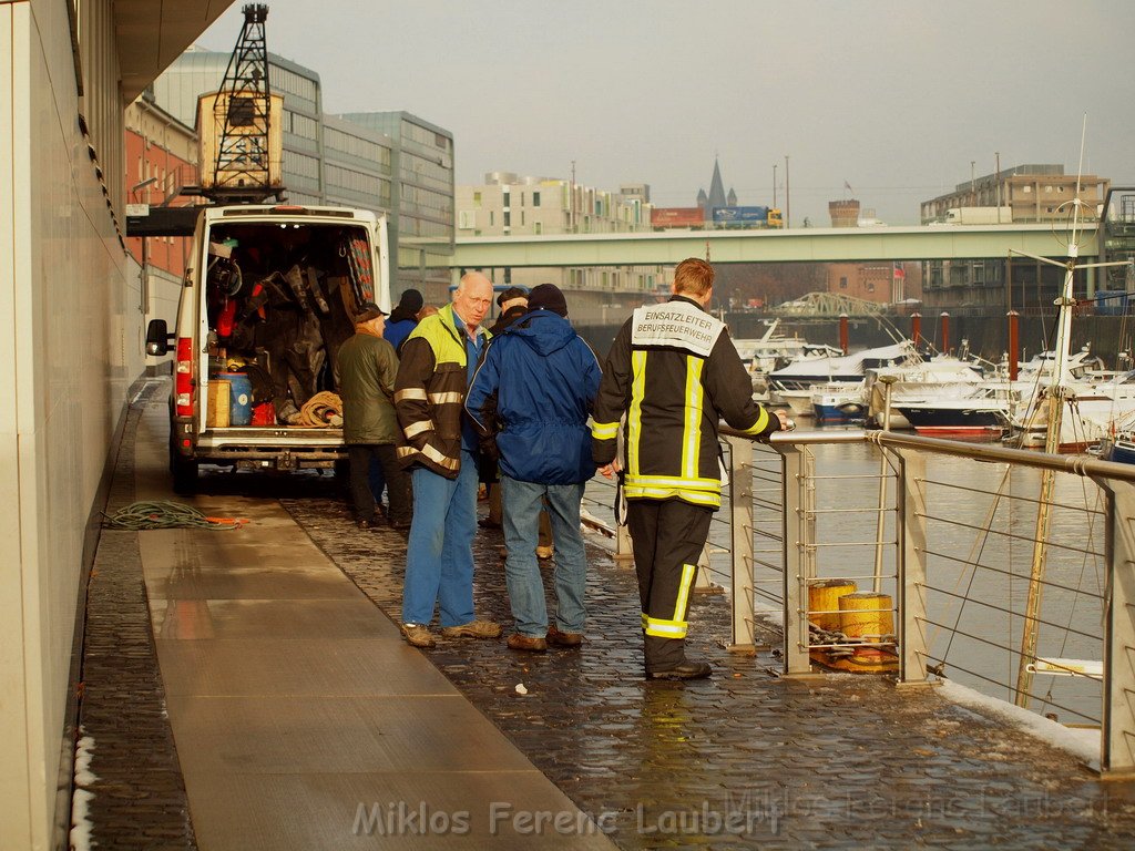 Einsatz BF Koeln Treibstoff auffangen Koeln Rheinauhafen P079.JPG